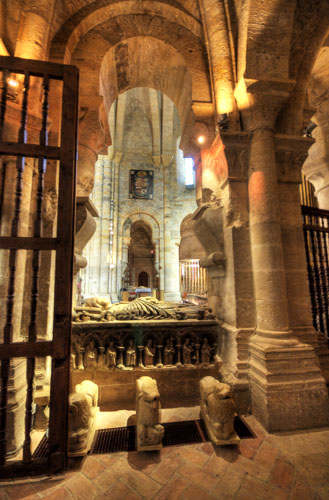 Presbiterio desde el arco lateral del deambulatorio de la iglesia de Fitero